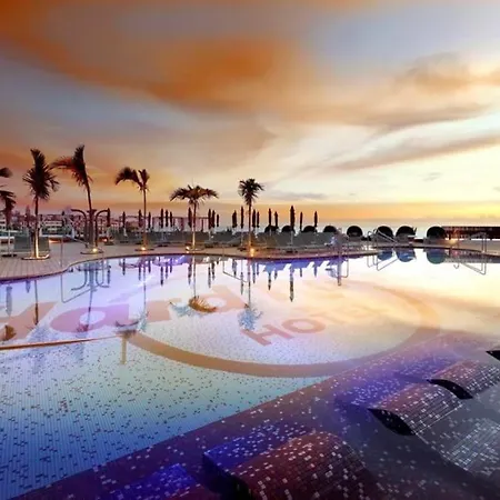 With Balcony And Pools In Playa Paraiso 아데제
